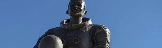 fred-haise-statue